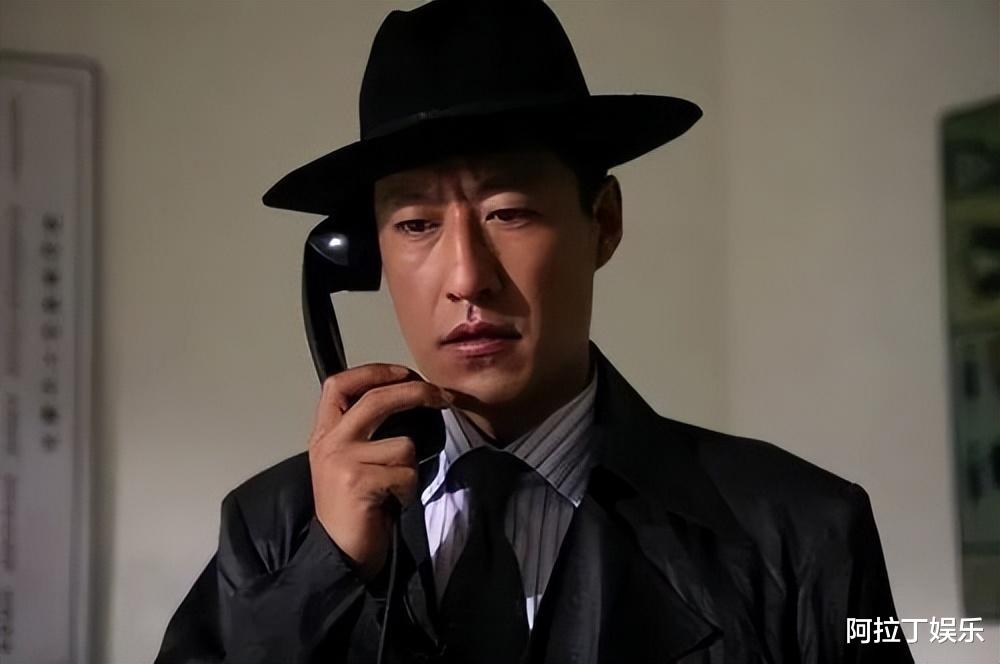 原本红红火火的于震,因为家暴新闻一夜之间没有导演再敢用,甚至到了无