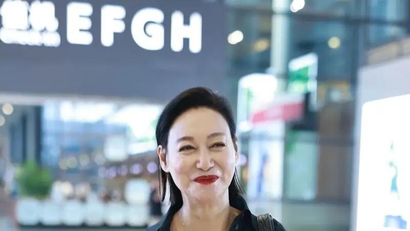 发型 惠红英现身机场，皮肤紧致满面红光，64岁这状态是真好
