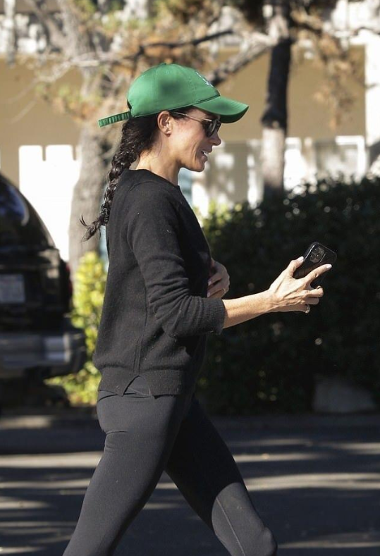 查尔斯小儿媳换发型!扎条单麻花辫嫩成了小姑娘,气质也跟着变了