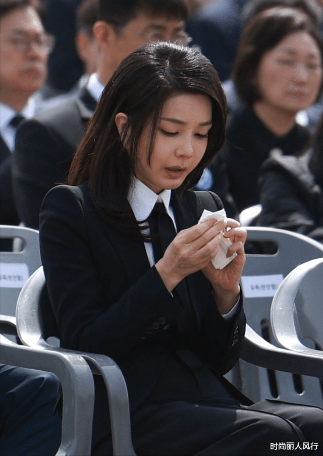 西装 韩国第一夫人当众擤鼻涕都好美！穿西装勒出少女腰，不生孩子超嫩