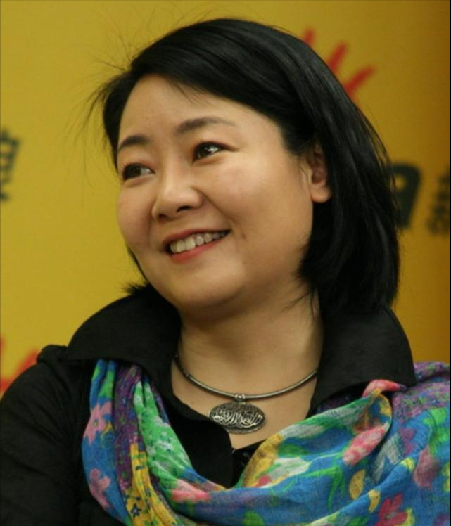 她38岁演《闯关东》成名,嫁17岁初恋,结婚33年丈夫甘当“煮夫”