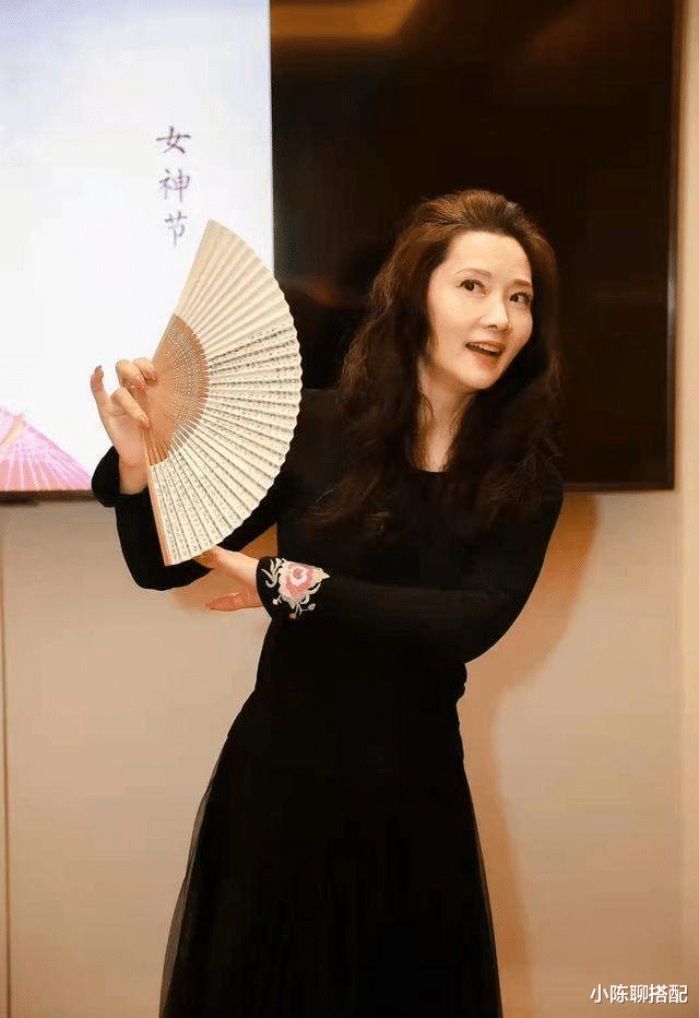 穿衣搭配 “越剧青衣”何赛飞:发型减龄,穿衣洋气,60发福也优雅