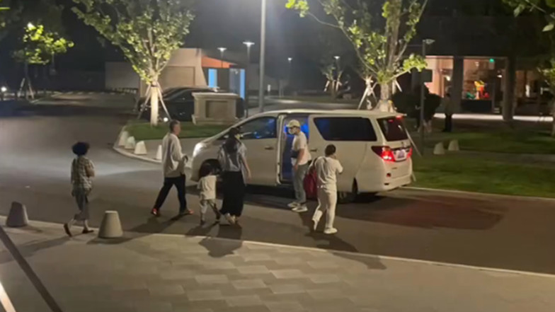 章子怡带儿子阿那亚游玩，获大老板陪同排场大，已在当地买房