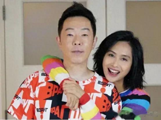 1999年，黄贯中表白朱茵，朱茵同意了，但她提出一...