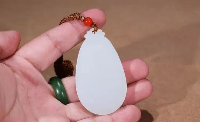 什么是和田玉“山流水”