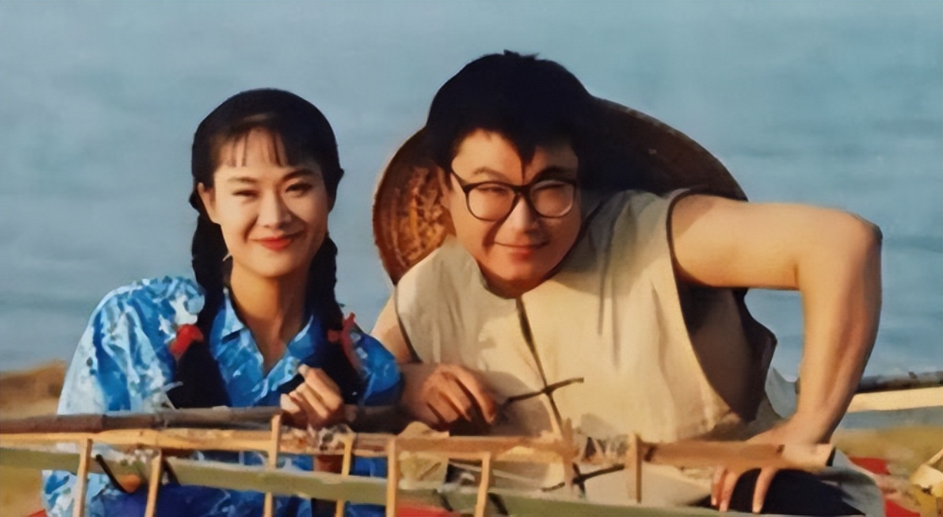 于文华|于文华携老公罕秀恩爱！男方发福肚子突出，结婚22年无子仍恩爱