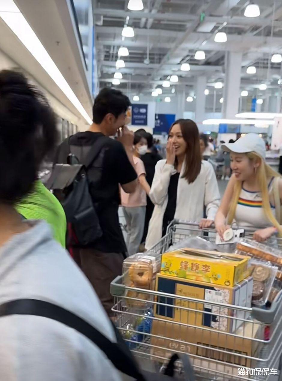 TVB视帝深圳超市扫货!裤子穿成长短脚显邋遢,挨个合影无架子