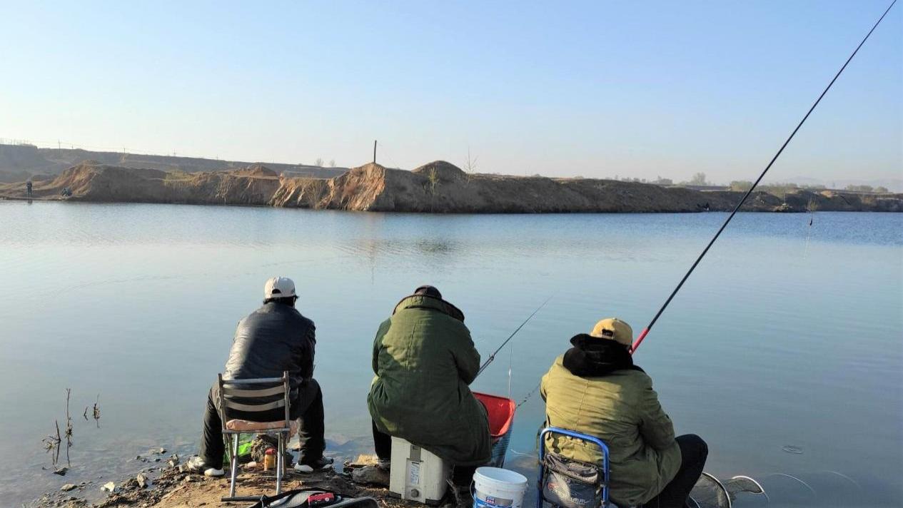 饵料|冬季钓鱼，用饵、打窝都要牢记“三大注意”，不让钓鱼变“喂鱼”