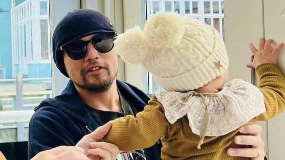 蒋欣|周杰伦久违晒三胎，自侃是慌张的奶爸，一岁女儿身穿毛衣像洋娃娃