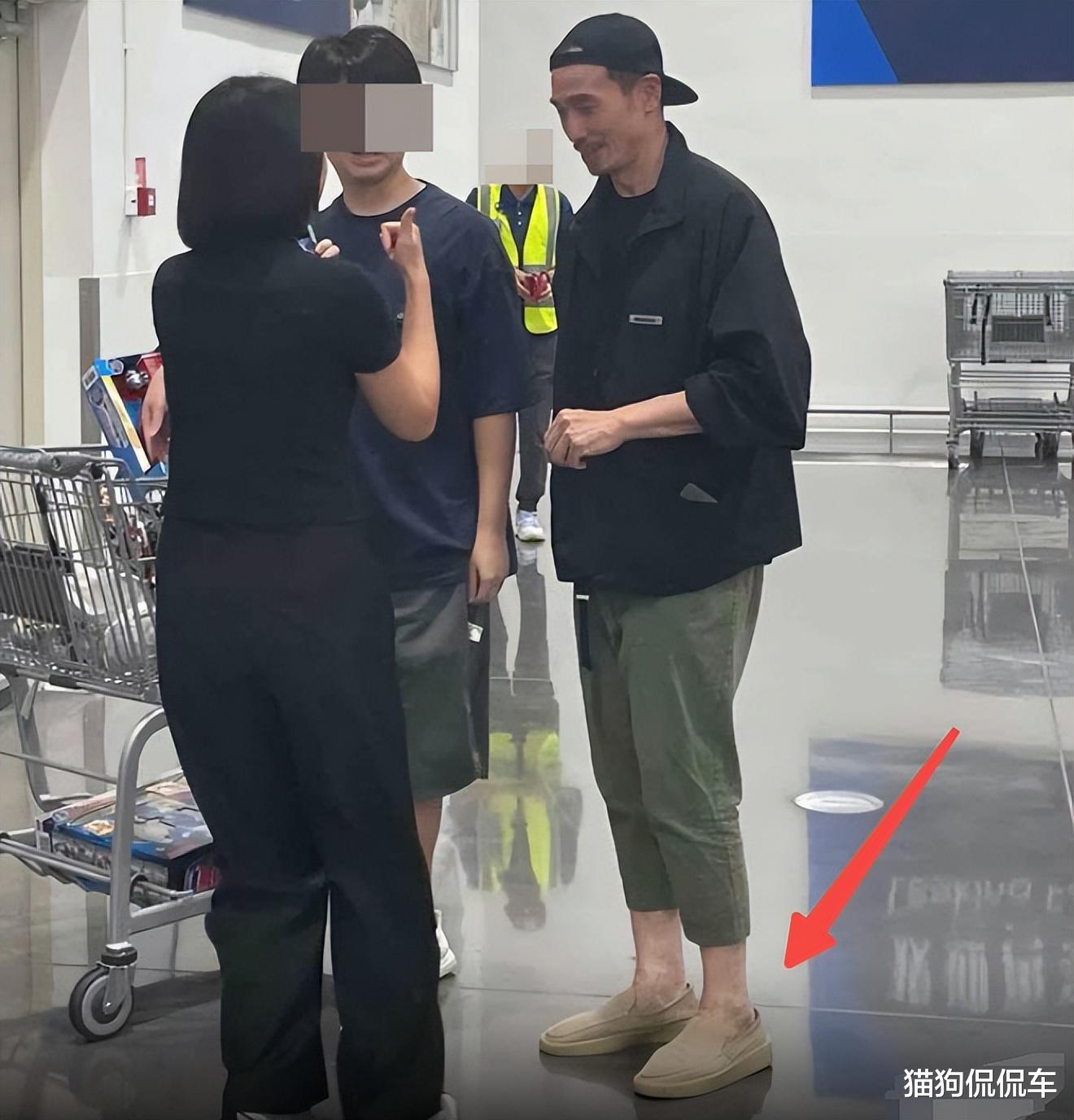 TVB视帝深圳超市扫货!裤子穿成长短脚显邋遢,挨个合影无架子