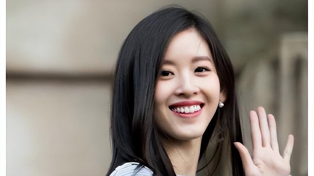 章泽天|章泽天现身戛纳晚宴，生图曝光，8万连衣裙配299元手机链