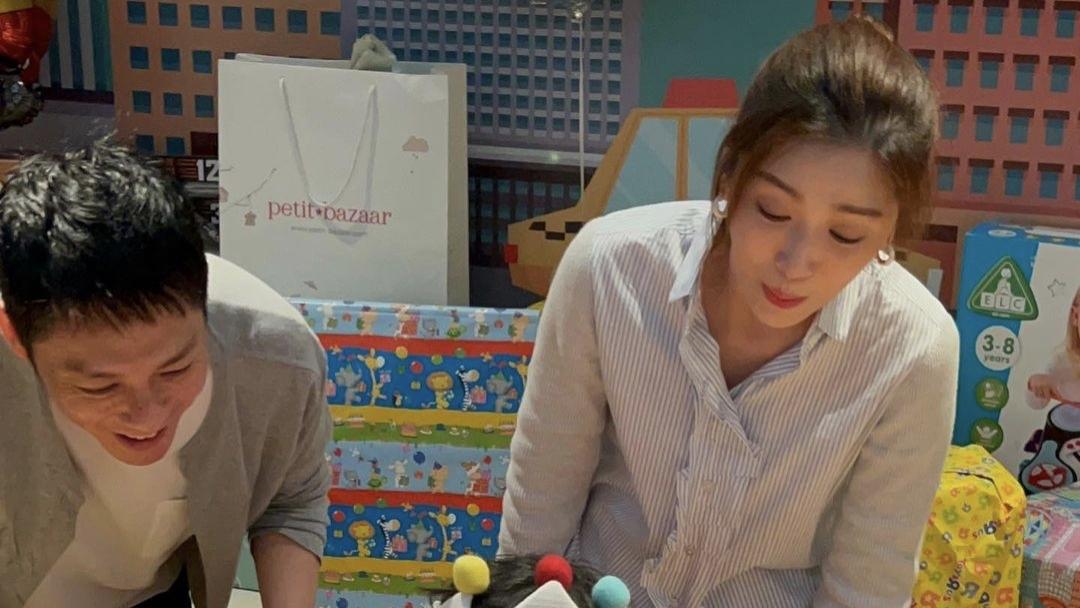 |周丽淇结婚5年首晒正面全家福！与傅程鹏同框为3岁儿子庆生无惧争议