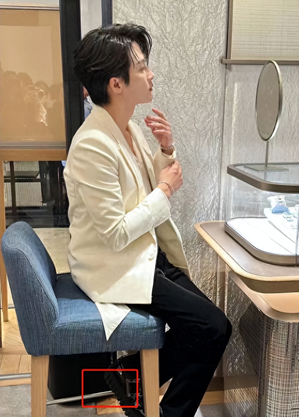 檀健次现身南京被偶遇,5公分厚底鞋亮相,网友议论其真实身高