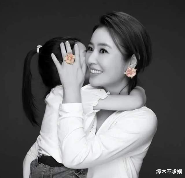 47岁林心如和杨紫琼聚会,戴190万名表抢镜,杨紫琼膝盖令人心疼!