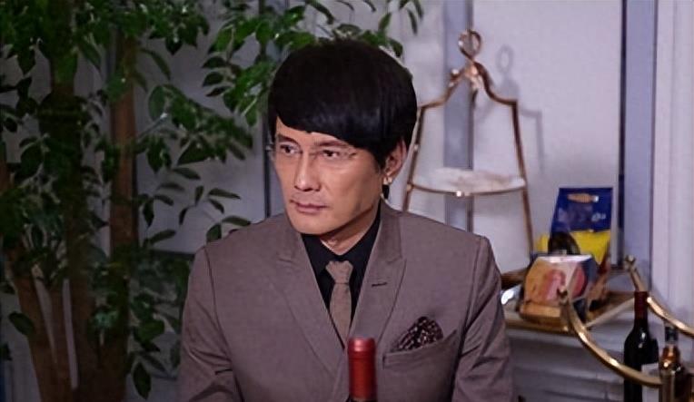 56岁男星一夜白头，将女儿的骨灰做成项链，苦苦追寻“复活”之术