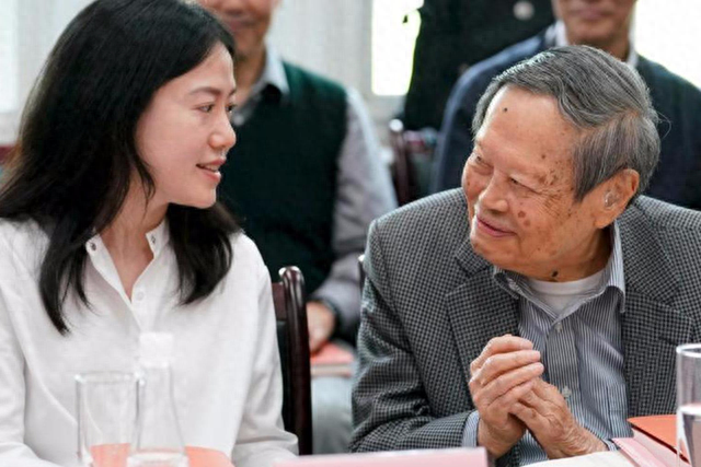 翁帆顺利产子！宝宝正脸照曝光，五官神似杨振宁，遗产或重新分配