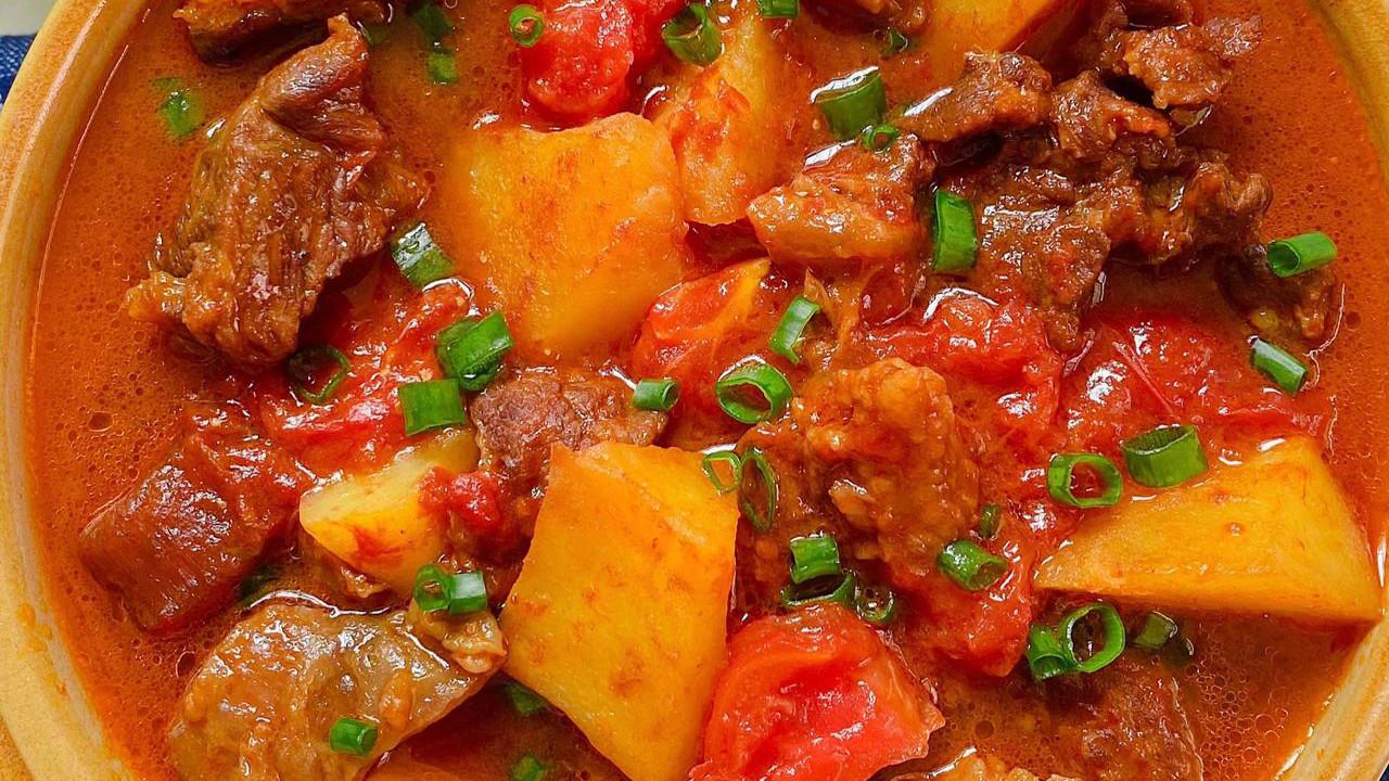 土豆|西红柿土豆炖牛腩的家常做法，软烂入味，汤汁浓稠，开胃解馋下饭