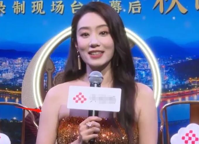 杨幂巴黎时装周近照翻车，泪沟法令纹太抢镜，生图暴露真实年龄