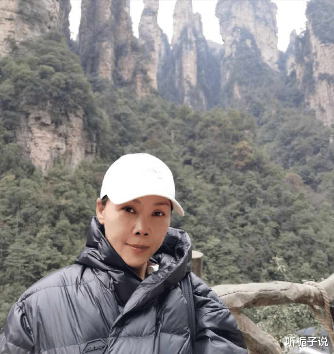 田震|56岁田震近照曝光!穿搭十分减龄,与丈夫结婚多年感情依旧稳定