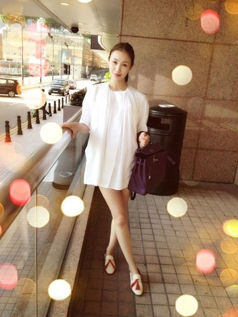 吴启华|港星吴启华庆59岁生日!年轻女粉丝送上关爱,女方青春靓丽身材好