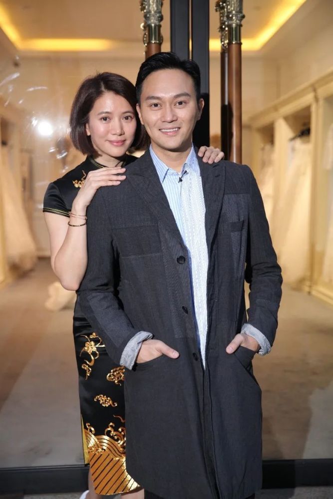 52岁张智霖携娇妻欧洲旅游!满头白发胡须苍白,夫妻恩爱叫人羡慕