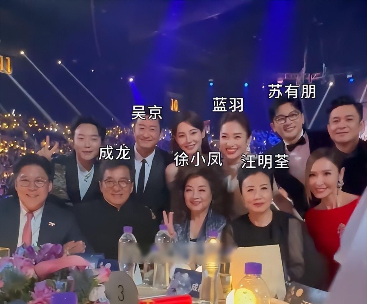 74岁徐小凤被质疑假唱,开口第一句就露馅,真爱粉实锤放的是录音!