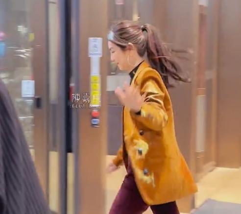 ella|陈嘉桦录制《浪姐4》妆造曝光,长卷发很妩媚,41岁脸有点浮肿