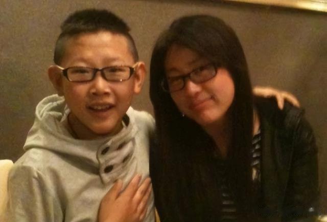 演员侯祥:9岁停止发育,出道18年只能演小孩,和妻子同框像母子