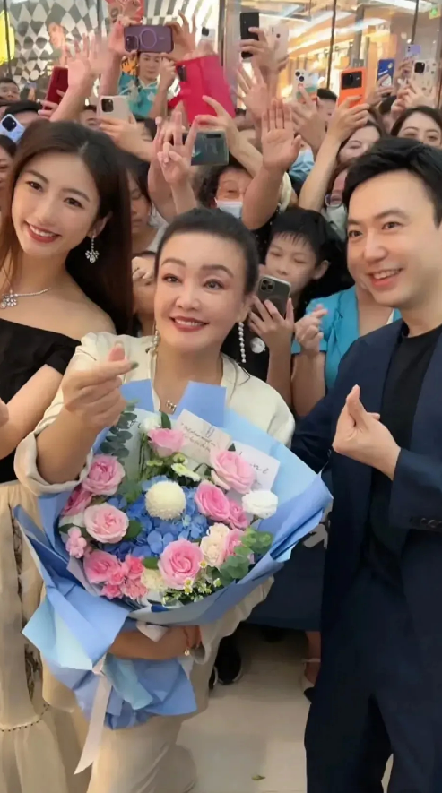 大S前夫又开新店,抱手抿嘴社恐明显,张兰开怀大笑是社牛