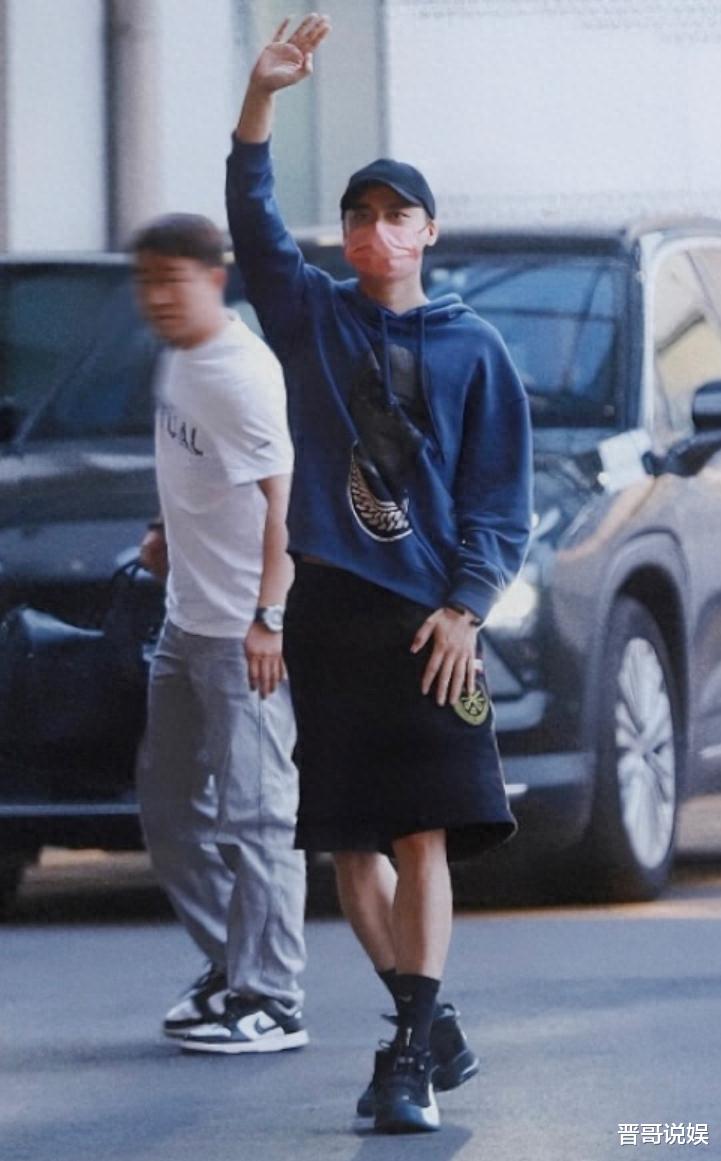 李易峰消失300多天后首露面，身穿卫衣仅3500元，流泪向粉丝鞠躬