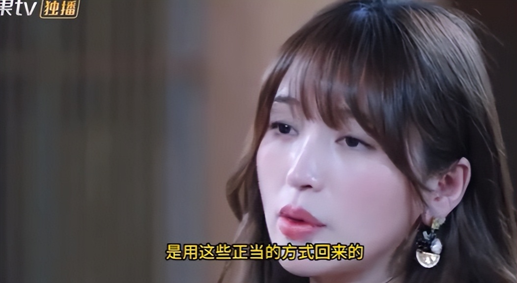 金莎现身车展，穿芭比粉显老，感叹：商演是我最问心无愧赚钱方式