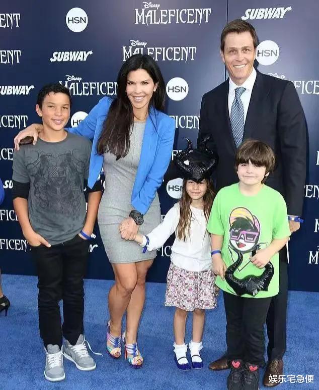 贝佐斯举办订婚派对,来宾都围绕女友桑切斯,邓文迪未进核心合影