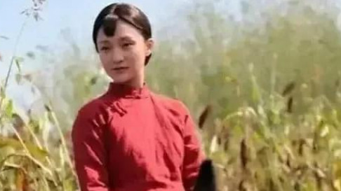 朱亚文把周迅压在高粱地，周迅喊到弄疼我了，朱亚文却丝毫不肯停