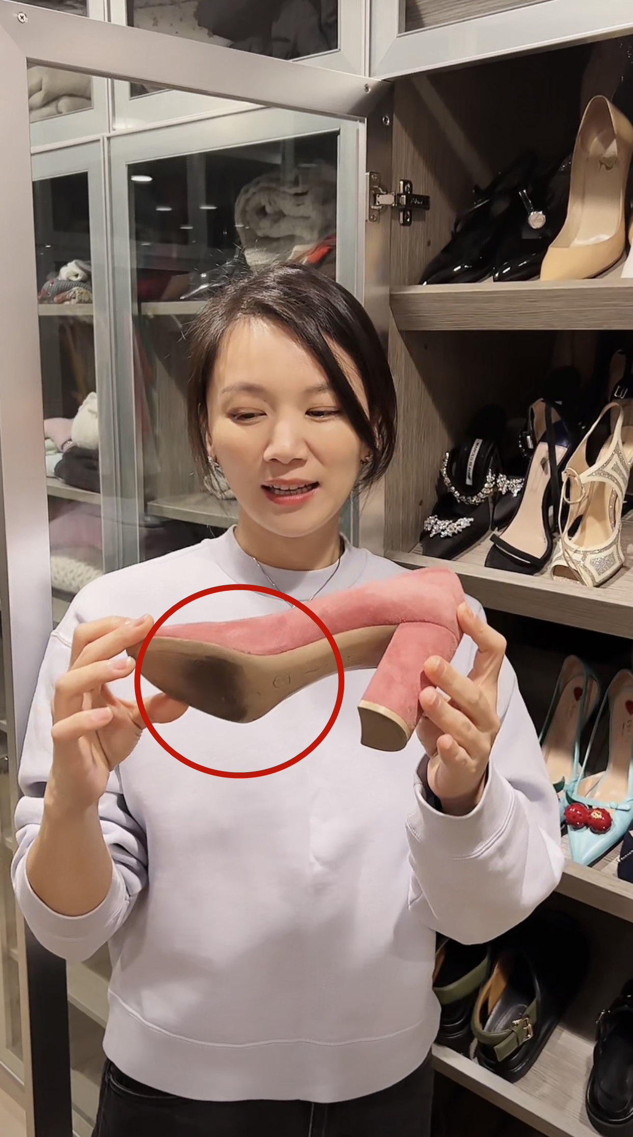 曹曦文|曹曦文豪华衣帽间曝光,一双鞋子穿十几年!旧衣服留给女儿长大穿