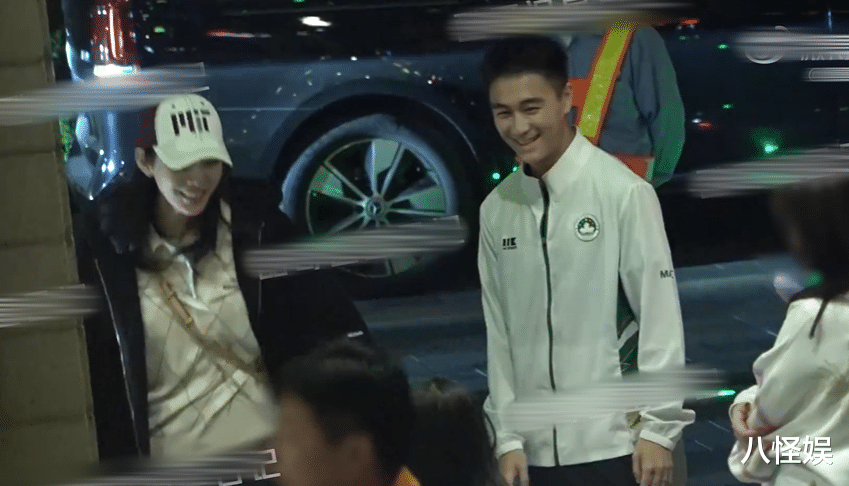 三代同游！奚梦瑶与婆婆聊天关系融洽，四太临别前抚摸孙子脑袋好宠