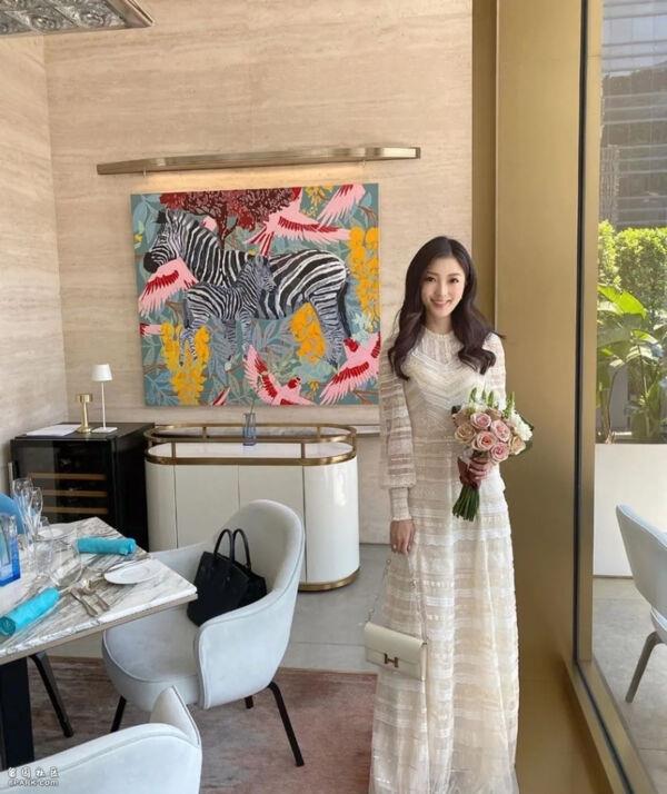 她是香港中环四美，嫁帅气钢琴家却出轨闺蜜老公，今生活依旧精彩！