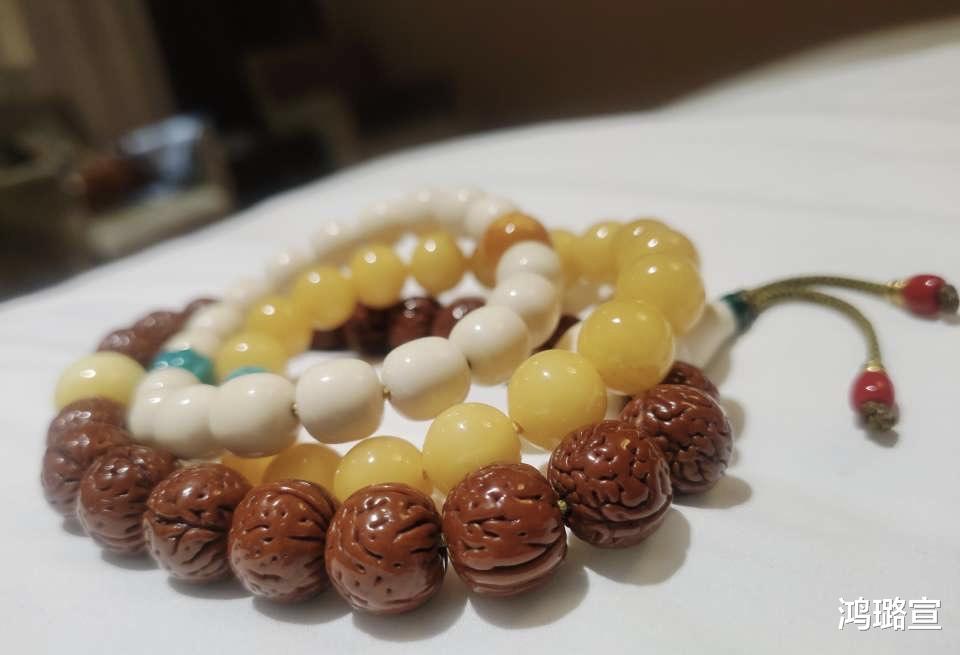 蜜蜡|蜜蜡手串要如何佩戴盘玩?你确定你佩戴的没问题?