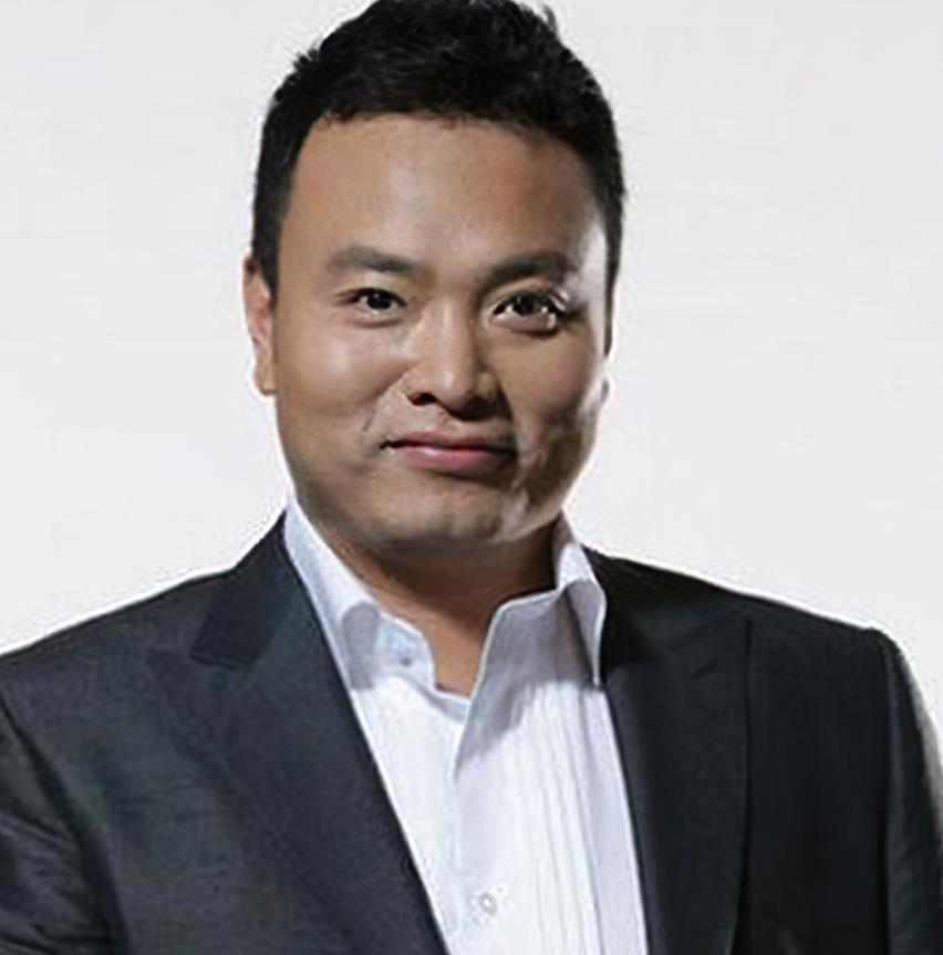 而沙桐却并没有刘园媛这样大的名气,作为央视体育频道主持人,他虽然