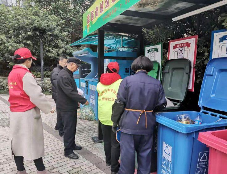 研究生应聘垃圾分类专管员，高学历就不能走进基层岗位吗？