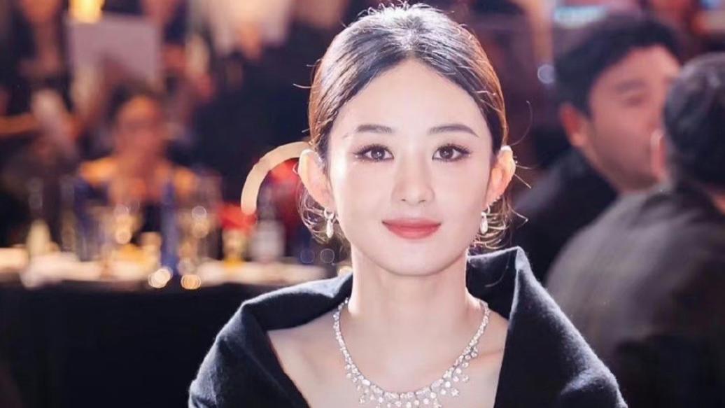 赵丽颖白玉兰输给吴越，现场笑容勉强，三次陪跑我都替她喊冤！