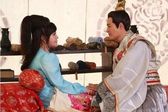 71岁刘晓庆官宣怀孕被骂上了热搜:都绝经了,还能生