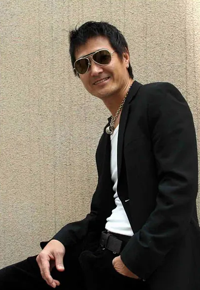 他暴打成龙，脚踹李连杰，把拳王周比利打到送医院