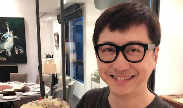 庾澄庆|庾澄庆突发心脏病离世？小14岁娇妻已前往，经纪人发声了！