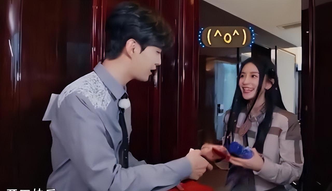 范丞丞|《跑男》范丞丞收红包,baby阔气,周深动作太生疏。