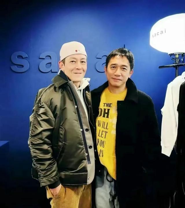 向佐晒与陈冠希合照,状态显老法令纹重,网友:像赵本山和萧敬腾