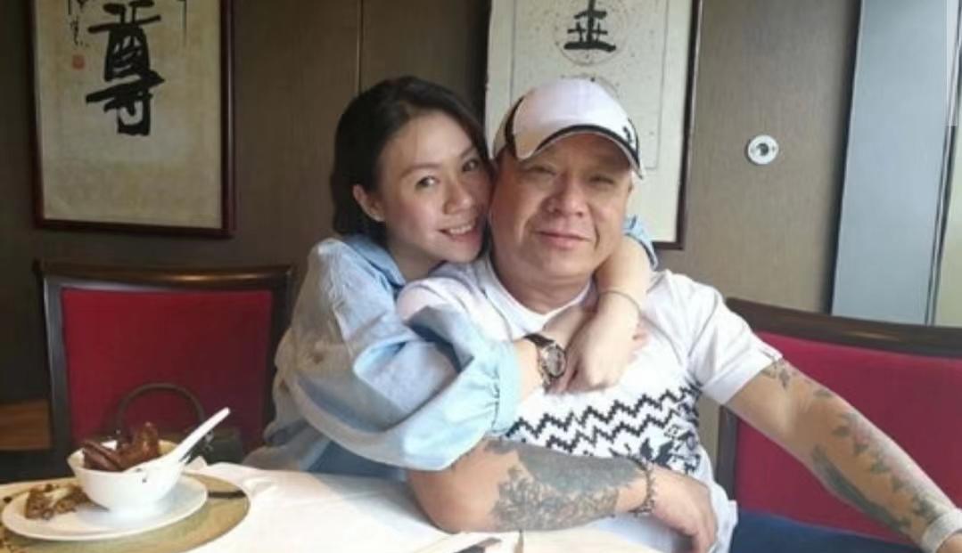 吴志雄|恋情曝光?69岁知名港星与新欢公开牵手吃饭,身材火辣高达2米