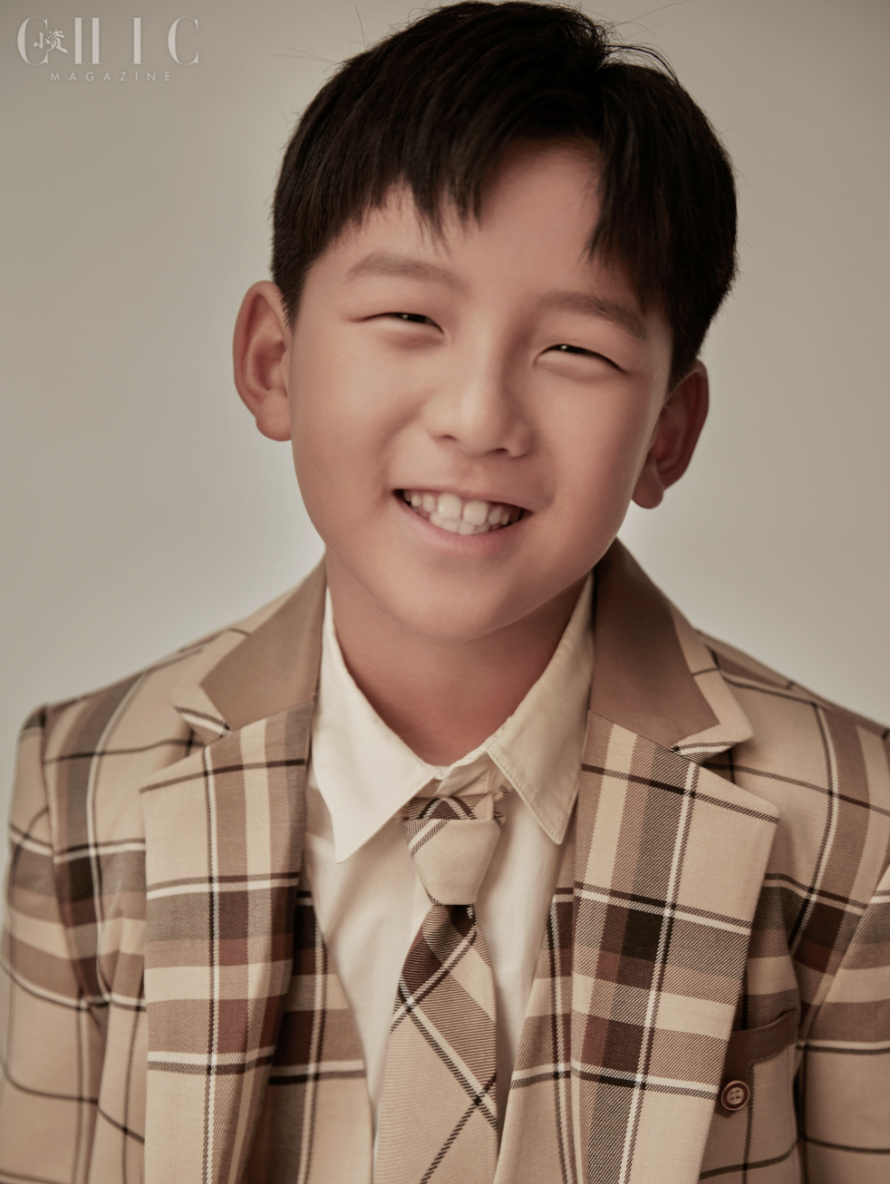 何洁一家五口首登杂志,与二婚老公高调放闪,三个儿女都正脸出镜