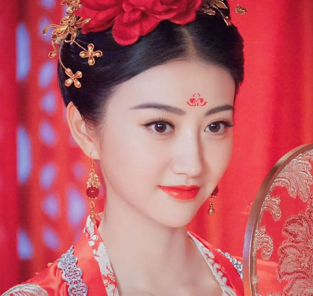 林芳兵|尖嘴猴腮别硬演唐朝美人，这4位女星的扮相，像是从画中走出来