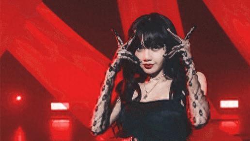 曝Lisa被光明会接纳！晒高级珠宝官宣代言，曾穿短裙对镜下蹲疑低俗暗示