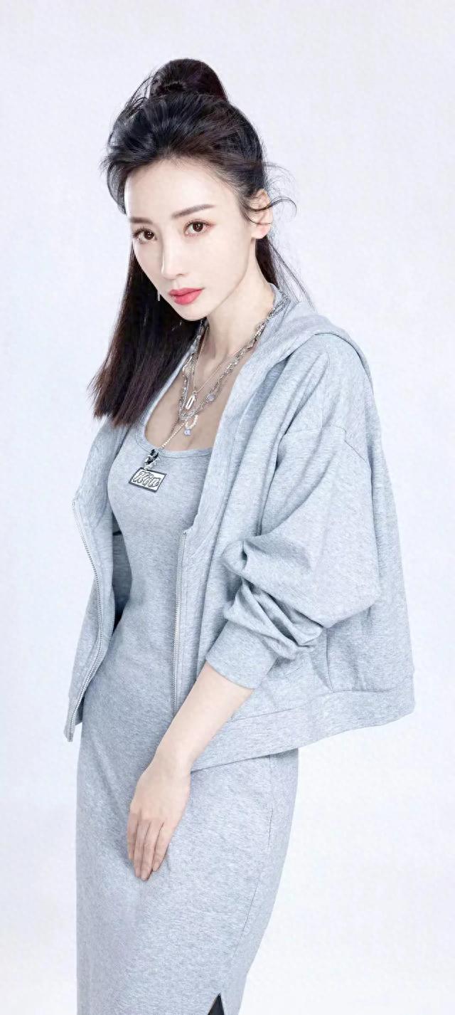 柳岩,横看成岭侧成峰,远近高低各不同